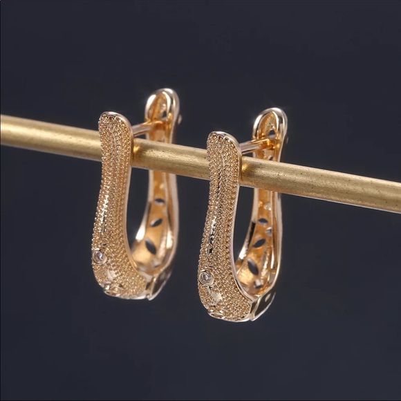 *NEW*yellow Gold Plated U Shape Stud Earrings - Picture 2 of 3